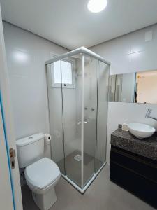 une salle de bain avec une douche, des toilettes et un lavabo dans l'établissement Apto Mimoso dos Hóspedes no Centro de Pelotas Novo!, à Pelotas