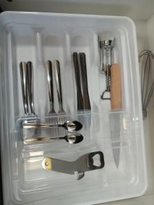 un récipient en plastique avec quelques ustensiles dans l'établissement Apto Mimoso dos Hóspedes no Centro de Pelotas Novo!, à Pelotas