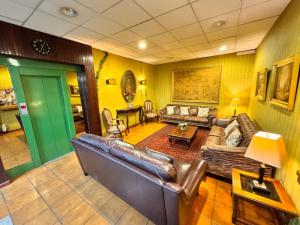 a living room with a couch and a table at Casa Paraíso Republica in Santiago