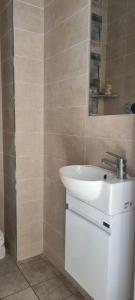 Ένα μπάνιο στο Rawnak la maison rouge