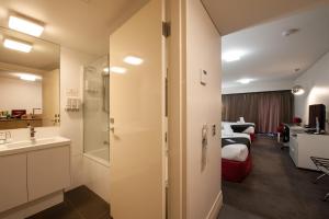 a hotel room with a bathroom and a bedroom at City Golf Club Motel in Toowoomba +140 photos
