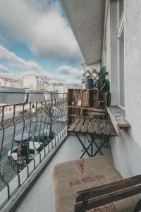 a balcony with a bench and a table on a building at Altbauloft im Herzen Berlins in Berlin