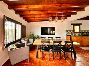 a dining room with a table and chairs at Cortijo Al-Andalus in Órgiva