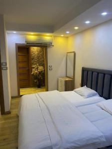 Katil atau katil-katil dalam bilik di Rahma Hotel abartments +51 gambar