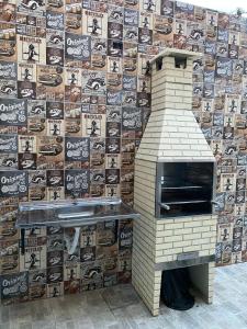 a brick oven in front of a wall with at Casa Amorim in Lençóis