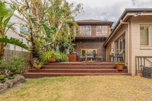 墨尔本The Sylvan - Timeless Elegance near Brighton Beach的后院设有通往房子的木楼梯