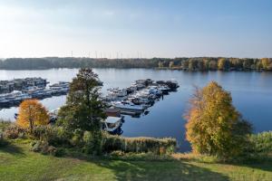 a group of boats parked in a marina on a lake at slube an der Marina Zehdenick in Zehdenick
