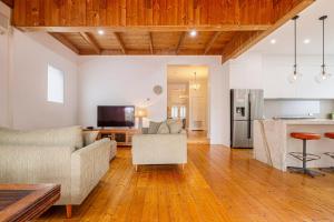 墨尔本The Sylvan - Timeless Elegance near Brighton Beach的客厅里有一张沙发和一个厨房