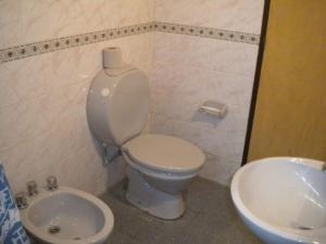 a bathroom with a toilet and a sink at Casa Luna Bca in El Mollar