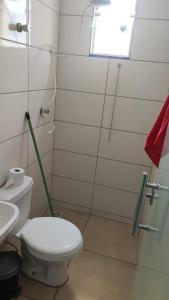 un bagno con un water, un lavandino e una finestra di apartamento em São João del Rei, Brasil vista panoramica a São João del Rei