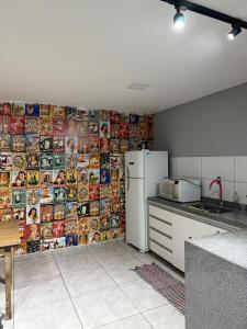 una cucina con parete ricoperta di fumetti di apartamento em São João del Rei, Brasil vista panoramica a São João del Rei