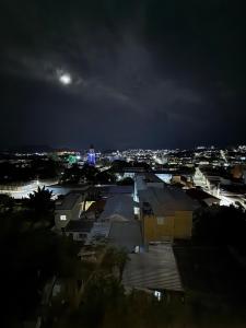 una città di notte con la luna nel cielo di apartamento em São João del Rei, Brasil vista panoramica a São João del Rei