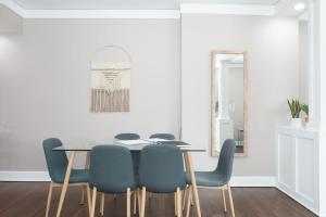 een eetkamer met een tafel en blauwe stoelen bij Adorable Broad Ripple Duplex in Indianapolis