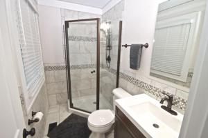 een badkamer met een douche, een toilet en een wastafel bij Adorable Broad Ripple Duplex in Indianapolis +57 foto's