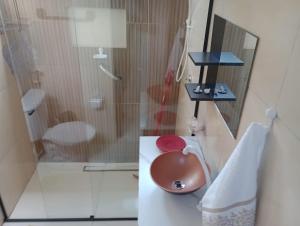 een badkamer met een toilet en een douche bij Chalé Duplex monte fuji ubatumirim in Ubatuba