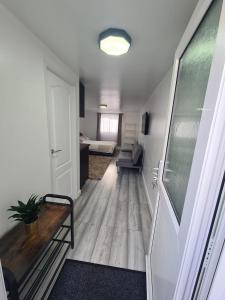 Ένα ή περισσότερα κρεβάτια σε δωμάτιο στο Garden Self Contained Studio in London +3 φωτογραφίες