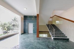 迈索尔Townhouse J K Golden Embassy的一座铺有大理石地板的房屋内的楼梯