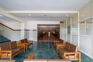 迈索尔Townhouse J K Golden Embassy的一间设有椅子和走廊的等候室