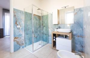 um banheiro com chuveiro e pia em Villa Giavitto em Fiumicino