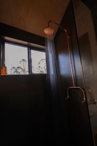 Φωτογραφία από το άλμπουμ του Mountain View Off-Grid Cabin in the Scenic Rim - Ramana σε Moogerah
