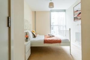Ένα ή περισσότερα κρεβάτια σε δωμάτιο στο Cosy One Bed City Apartment -The Hub