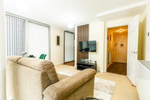 Μια τηλεόραση ή/και κέντρο ψυχαγωγίας στο Cosy One Bed City Apartment -The Hub