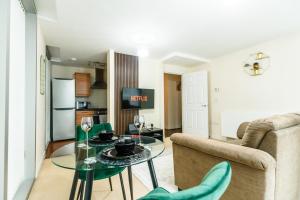 Η κουζίνα ή μικρή κουζίνα στο Cosy One Bed City Apartment -The Hub
