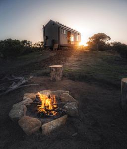 Antechamber BayにあるBeach Front Off-Grid Cabin on Kangaroo Island - Raeの小屋前の炉