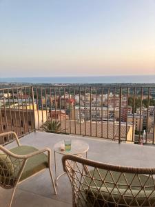 アグリジェントにあるLuxor Home Vista incantevoleのバルコニー(椅子2脚、テーブル付)