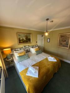 剑桥The Cambridge Guest House by Tas的一间卧室，配有一张大床和两个枕头