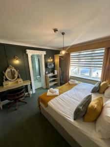 剑桥The Cambridge Guest House by Tas的一间带大床的卧室，带窗户