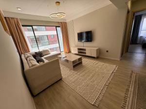 TV a/nebo společenská místnost v ubytování Ultra Luxury 2 bedroom Apartment in the Heart of Lavington