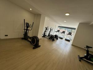 Fitness centrum a/nebo fitness zařízení v ubytování Ultra Luxury 2 bedroom Apartment in the Heart of Lavington