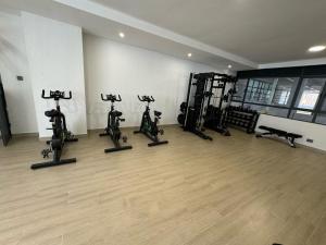 Fitness centrum a/nebo fitness zařízení v ubytování Ultra Luxury 2 bedroom Apartment in the Heart of Lavington