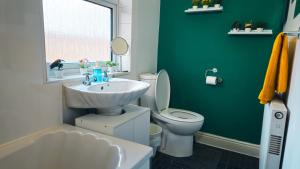 Koupelna v ubytování IVY GREEN HOUSE - SLEEPS upto 7, CENTRAL LOCATION, WIFI, NETFLIX, PARKING - NEWLY DECORATED