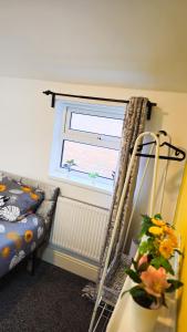 Postel nebo postele na pokoji v ubytování IVY GREEN HOUSE - SLEEPS upto 7, CENTRAL LOCATION, WIFI, NETFLIX, PARKING - NEWLY DECORATED