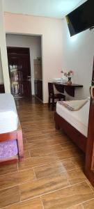 Un pat sau paturi într-o cameră la Hotel Rosa de los vientos