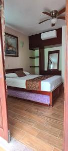 Un pat sau paturi într-o cameră la Hotel Rosa de los vientos