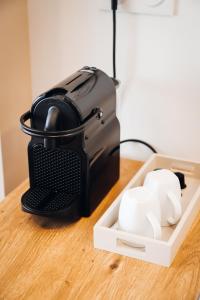 einem schwarzen Toaster auf einem Holztisch in der Unterkunft Appartement cosy proche centre, marché de Noël in Metz