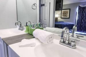 a bathroom with two sinks and a mirror at What you need A Hidden Gem in the Heart of Vegas in Las Vegas +26 photos