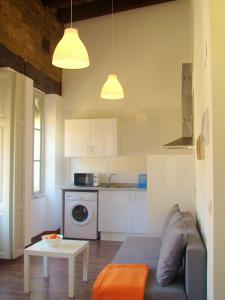 ein Wohnzimmer mit einem Sofa und einer Küche in der Unterkunft Down Town in Valencia