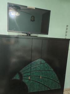 Μια τηλεόραση ή/και κέντρο ψυχαγωγίας στο Renta habitación