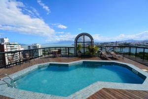 una piscina en la azotea de un edificio en Flat no Central Park Residence - CEN004, en Florianópolis