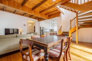 墨尔本Whistling Pines - Bayside Family Stay with Granny Flat的一间带桌椅的餐厅和客厅