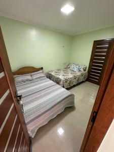 ein Schlafzimmer mit zwei Betten in einem Zimmer in der Unterkunft Casa do Pomar in Alter do Chao + 10 Fotos