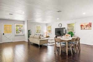 eine Küche und ein Esszimmer mit Tisch und Stühlen in der Unterkunft Spacious Retreat w Large Kitchen & Outdoor Patio in Pasadena
