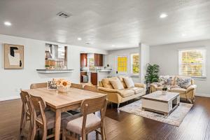 eine Küche und ein Wohnzimmer mit Tisch und Stühlen in der Unterkunft Spacious Retreat w Large Kitchen & Outdoor Patio in Pasadena + 68 Fotos