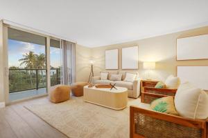 布卡拉顿Stylish 2BR, 2BA Apartment with Balcony & Pool - Just Steps from the Beach的带沙发和桌子的客厅