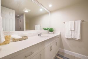 Stylish 2BR, 2BA Apartment with Balcony & Pool - Just Steps from the Beach的一间浴室