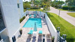Stylish 2BR, 2BA Apartment with Balcony & Pool - Just Steps from the Beach内部或周边的泳池